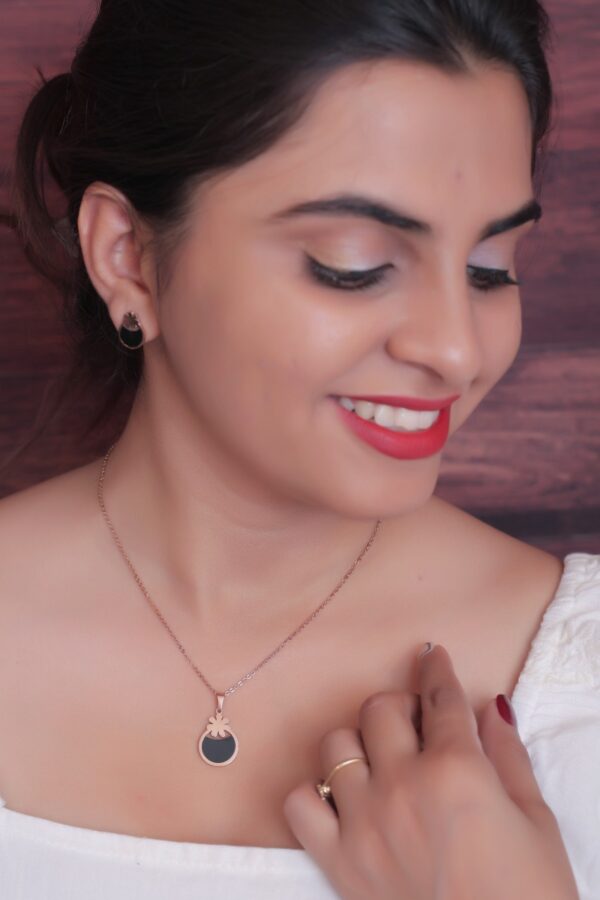 Elegant Rose Gold Floral Charm Pendant Necklace - Image 3